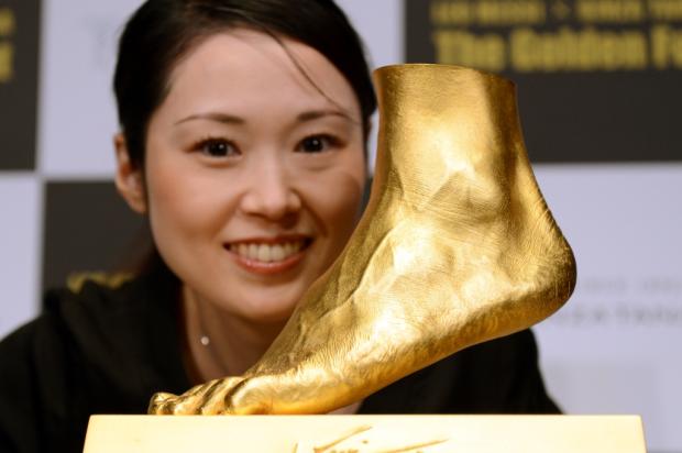 Réplica em ouro do pé de Lionel Messi está à venda no Japão TOSHIFUMI KITAMURA / AFP/