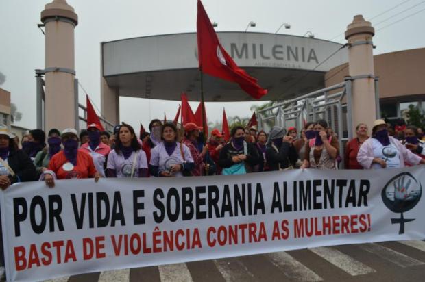 Mulheres ligadas ao MST protestam em frente a fábrica em Taquari Rogério Pereira/O Fato Novo/Especial Mulheres ligadas ao MST protestam em frente a fábrica em Taquari Rogério Pereira/O Fato Novo/Especial