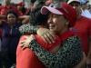 Seguidoras de Chávez choram em frente ao hospital em que ele estava internado em Caracas, na Venezuela