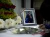 Homem assina o livro de condolências na embaixada da Venezuela na Cidade do México