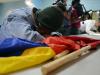Homem chora sobre a bandeira venezuelana em Tegucigalpa, em Honduras