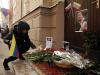 Mulher deposita flores próximo à embaixada da Venezuela em Moscou, na Rússia