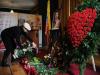 Mulher faz homenagem a Chávez na embaixada da Venezuela em Moscou
