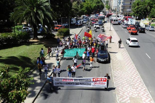 Manifestantes realizam caminhada pela redução da passagem de ônibus Ronaldo Bernardi/Agencia RBS Manifestantes realizam caminhada pela redução da passagem de ônibus Ronaldo Bernardi/Agencia RBS