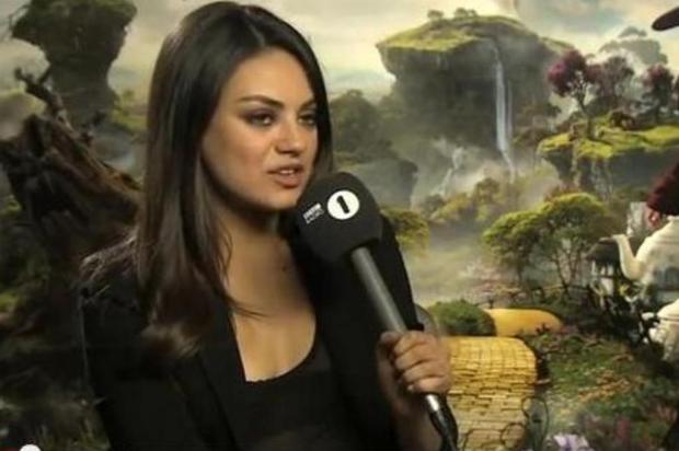 Mila Kunis brinca com entrevistador da BBC e vídeo faz sucesso na web YouTube/Reprodução Mila Kunis brinca com entrevistador da BBC e vídeo faz sucesso na web YouTube/Reprodução