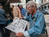 Em Havana. cubano lê jornal local com notícias sobre a morte de Chávez
