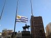 Bandeira do Uruguai a meio-mastro na Praça Independência, em Montevidéo. 