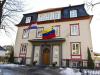 A bandeira nacional da Venezuela a meio-mastro acima da entrada da embaixada da Venezuela em Oslo, na Noruega 