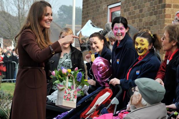Kate Middleton dá indícios de que espera uma menina, diz site BRUCE ADAMS/POOL/AFP PHOTO Kate Middleton dá indícios de que espera uma menina, diz site BRUCE ADAMS/POOL/AFP PHOTO
