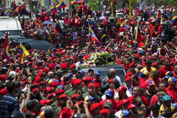 Cortejo fúnebre leva corpo de Chávez à Academia Militar Juan Barreto/AFP
