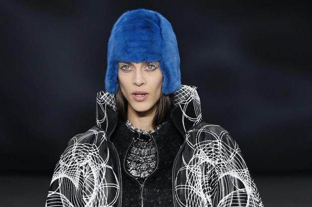 Karl Lagerfeld cria capacete colorido PATRICK KOVARIK/AFP Karl Lagerfeld cria capacete colorido PATRICK KOVARIK/AFP