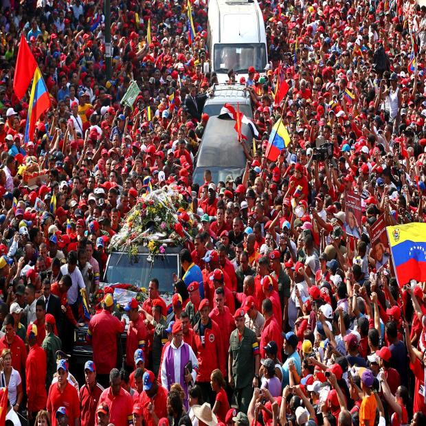 Depois de sete horas de cortejo, corpo de Chávez chega à Academia Militar Geraldo Caso/AFP Depois de sete horas de cortejo, corpo de Chávez chega à Academia Militar Geraldo Caso/AFP
