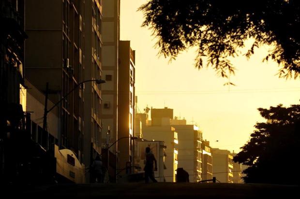 Temperatura acima dos 30°C deve provocar temporal na Região Oeste Bruno Alencastro/Agencia RBS Temperatura acima dos 30°C deve provocar temporal na Região Oeste Bruno Alencastro/Agencia RBS