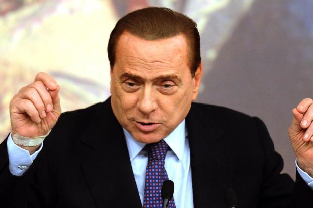 Berlusconi é condenado a um ano de prisão por violação de segredo de justiça VINCENZO PINTO/AFP Berlusconi é condenado a um ano de prisão por violação de segredo de justiça VINCENZO PINTO/AFP