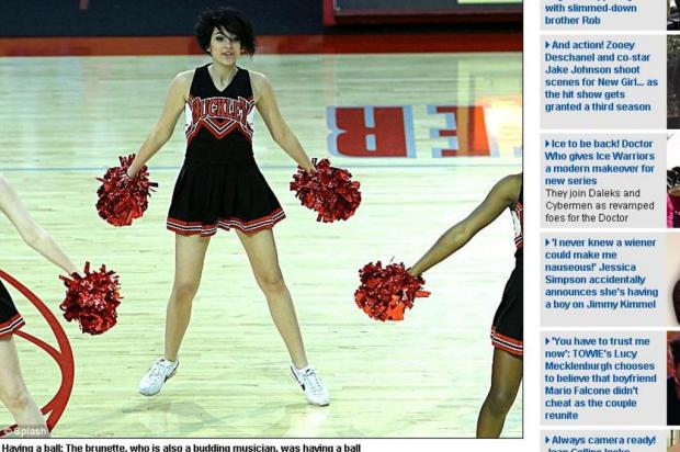 Filha de Michael Jackson estreia cabelo curto em aparição como cheerleader Reprodução/The Daily Mail Filha de Michael Jackson estreia cabelo curto em aparição como cheerleader Reprodução/The Daily Mail