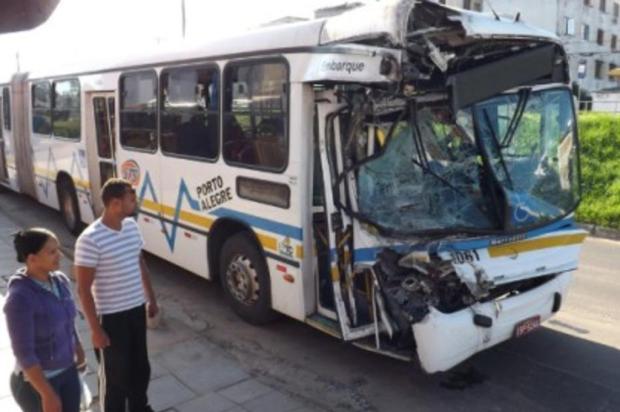 Acidente envolvendo dois ônibus deixa 19 feridos na zona sul de Porto Alegre Mauro Saraiva Jr./Agencia RBS