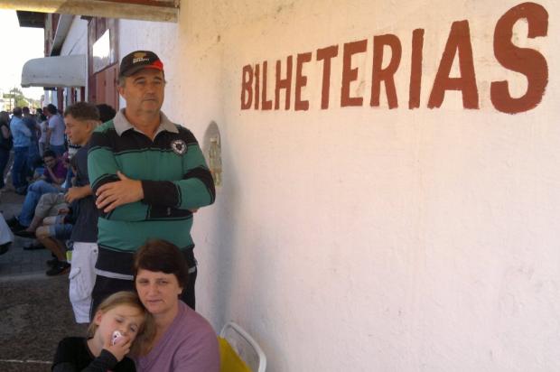 Em Ijuí, torcedores fazem fila por ingressos para a final da Taça Piratini Rafael Diverio/ Agência RBS/