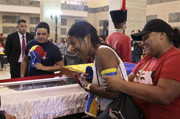 Milhares de venezuelanos se despedem de Chávez em velório Efrain Gonzalez/Presidencia/AFP Milhares de venezuelanos se despedem de Chávez em velório Efrain Gonzalez/Presidencia/AFP