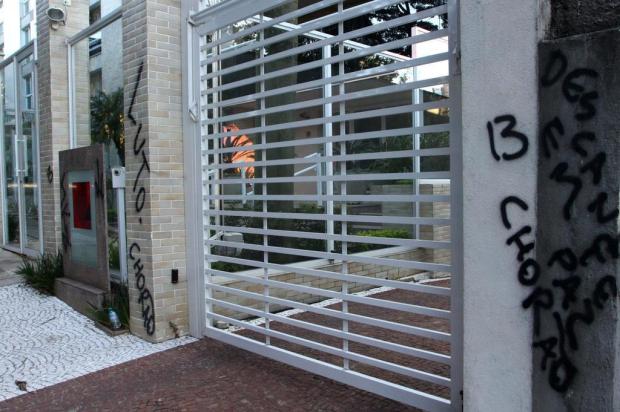 Mensagens de luto são pichadas em prédio onde Chorão foi encontrado morto Marcos Bezerra/FUTURA PRESS/FUTURA PRESS/ESTADÃO CONTEÚDO