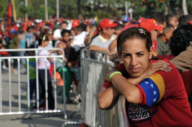 Venezuelanos esperam até nove horas na fila para se despedir de Chávez Guillermo Legaria/AFP
