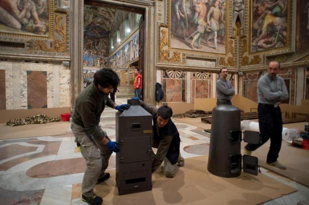Operários preparam a Capela Sistina para o conclave Osservatore Romano/AFP Operários preparam a Capela Sistina para o conclave Osservatore Romano/AFP