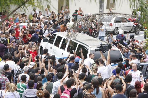 Em Santos, Chorão é enterrado sob aplausos Marcelo Alves/AE Em Santos, Chorão é enterrado sob aplausos Marcelo Alves/AE