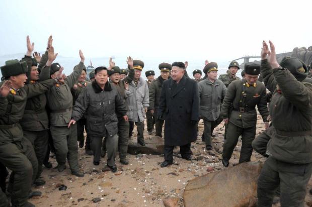 Líder da Coreia do Norte diz que exército do país está "pronto para uma guerra total" KCNA via KNS/AFP