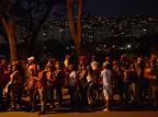 Milhares de venezuelanos formam longas filas na madrugada para se despedir de Chávez Leo Ramirez/AFP Milhares de venezuelanos formam longas filas na madrugada para se despedir de Chávez Leo Ramirez/AFP