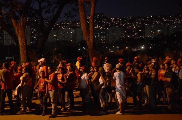 Milhares de venezuelanos formam longas filas na madrugada para se despedir de Chávez Leo Ramirez/AFP
