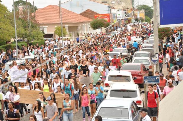 Passeata contra insegurança mobiliza multidão em Encruzilhada do Sul Fernando Lemos/FL Publicidades Passeata contra insegurança mobiliza multidão em Encruzilhada do Sul Fernando Lemos/FL Publicidades