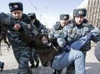 Dez pessoas são detidas em Moscou durante ato de apoio ao grupo Pussy Riot Evgeny Feldman/AFP Dez pessoas são detidas em Moscou durante ato de apoio ao grupo Pussy Riot Evgeny Feldman/AFP