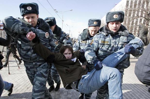 Dez pessoas são detidas em Moscou durante ato de apoio ao grupo Pussy Riot Evgeny Feldman/AFP