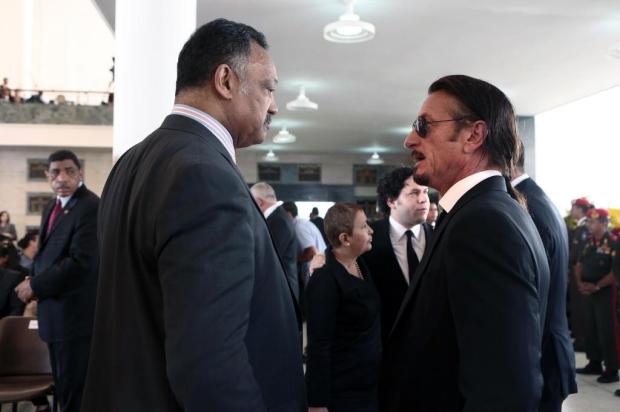 Jesse Jackson e Sean Penn comparecem ao velório de Chávez HO/AFP PHOTO/PRESIDENCIA
