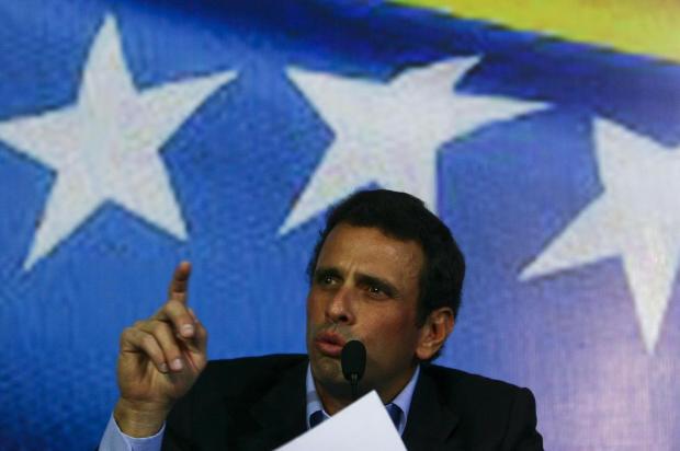 Capriles afirma que presidência interina de Maduro é ilegítima Geraldo Caso/AFP Capriles afirma que presidência interina de Maduro é ilegítima Geraldo Caso/AFP