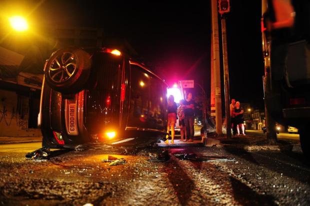 Colisão entre táxi e carro deixa quatro feridos em Porto Alegre Bruno Alencastro/Agencia RBS Colisão entre táxi e carro deixa quatro feridos em Porto Alegre Bruno Alencastro/Agencia RBS