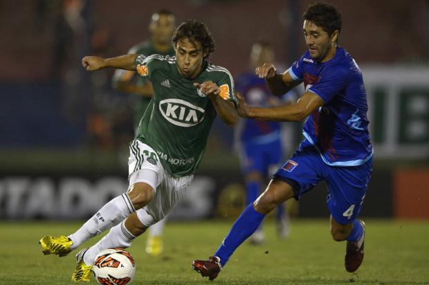 Valdivia diz que gesto obsceno foi para um torcedor e promete ficar no Palmeiras Juan Mabromata,AFP/