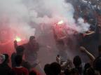 Após condenação, federação egípcia de futebol é incendiada MAHMUD KHALED/AFP Após condenação, federação egípcia de futebol é incendiada MAHMUD KHALED/AFP