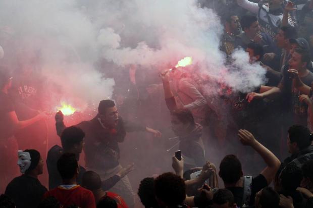 Após condenação, federação egípcia de futebol é incendiada MAHMUD KHALED/AFP Após condenação, federação egípcia de futebol é incendiada MAHMUD KHALED/AFP