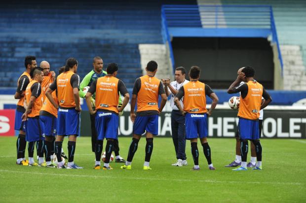 Com atenção às jogadas de bola parada, Grêmio faz último treino antes de embarcar para a Venezuela Carlos Macedo/ Com atenção às jogadas de bola parada, Grêmio faz último treino antes de embarcar para a Venezuela Carlos Macedo/