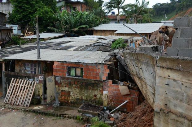Duas casas correm o risco de desabar em Camboriú Rafaela Martins/Agencia RBS Duas casas correm o risco de desabar em Camboriú Rafaela Martins/Agencia RBS