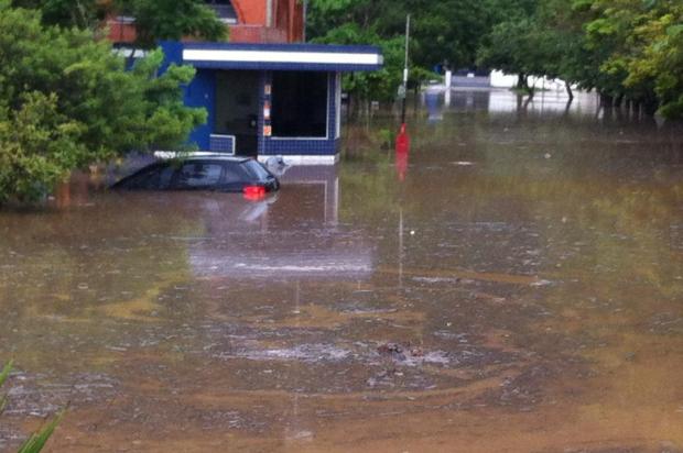 Chuva provoca alagamentos e prefeitura declara situação de alerta em Florianópolis Guto Kuerten/Agência RBS Chuva provoca alagamentos e prefeitura declara situação de alerta em Florianópolis Guto Kuerten/Agência RBS