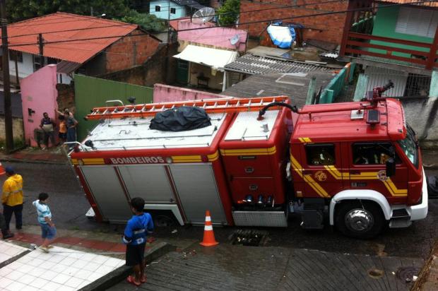Caminhão dos bombeiros cai em cratera no Morro do Horácio, em Florianópolis Guto Kuerten/Agência RBS Caminhão dos bombeiros cai em cratera no Morro do Horácio, em Florianópolis Guto Kuerten/Agência RBS