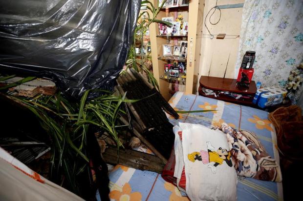 Muro cai sobre casa na comunidade de Vila Aparecida, na parte continental de Florianópolis Alvarélio Kurossu/Agencia RBS Muro cai sobre casa na comunidade de Vila Aparecida, na parte continental de Florianópolis Alvarélio Kurossu/Agencia RBS