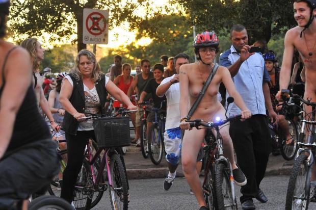 Ciclistas pedalam nus em Porto Alegre para pedir mais respeito no trânsito Emílio Pedroso/Agência RBS Ciclistas pedalam nus em Porto Alegre para pedir mais respeito no trânsito Emílio Pedroso/Agência RBS
