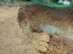 Moradora registra buraco que cedeu no bairro Saco Grande, em Florianópolis, após temporal de sábado Lúcia Telexa/Arquivo pessoal Moradora registra buraco que cedeu no bairro Saco Grande, em Florianópolis, após temporal de sábado Lúcia Telexa/Arquivo pessoal