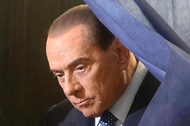 Promotoria de Nápoles pede julgamento imediato de Berlusconi por corrupção OLIVIER MORIN/AFP Promotoria de Nápoles pede julgamento imediato de Berlusconi por corrupção OLIVIER MORIN/AFP