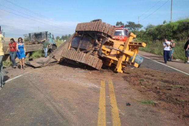 Trator cai de caminhão após acidente e bloqueia rodovia em Charqueadas Rodrigo De Marchi Teixeira/Leitor-Reporter