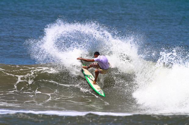 Jihad Kohdr vira na última onda e vence o Da Terra Torres Pro/AM de Surfe 2013 Harleyson Almeida / Divulgação/ Jihad Kohdr vira na última onda e vence o Da Terra Torres Pro/AM de Surfe 2013 Harleyson Almeida / Divulgação/