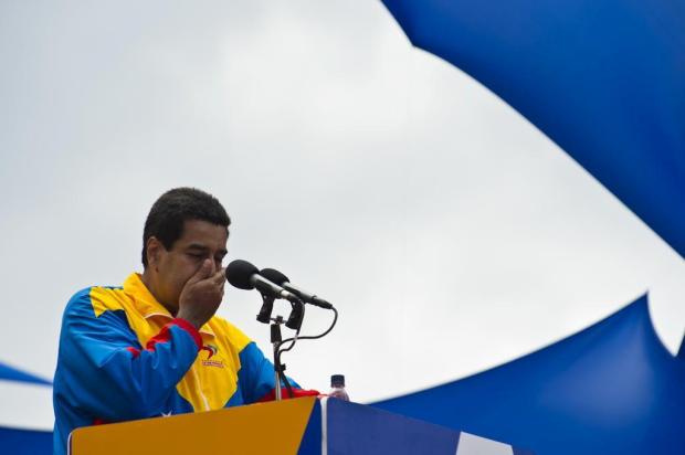 Em nome de Chávez, Maduro apresenta candidatura  Ronaldo Schemidt/AFP
