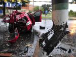 Carro colide contra poste e homem fica preso nas ferragens em Porto Alegre